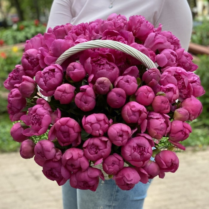 51 малиновый пион Флеминг в корзине